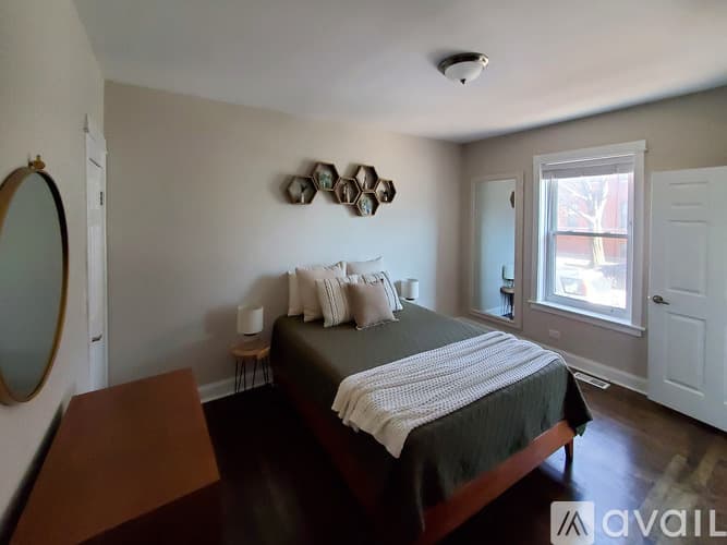 Chicago Apartment: 1634 W Roscoe Street
