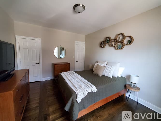 Chicago Apartment: 1634 W Roscoe Street