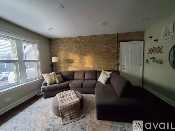 Chicago Apartment: 1634 W Roscoe Street
