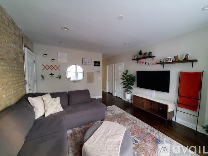 Chicago Apartment: 1634 W Roscoe Street