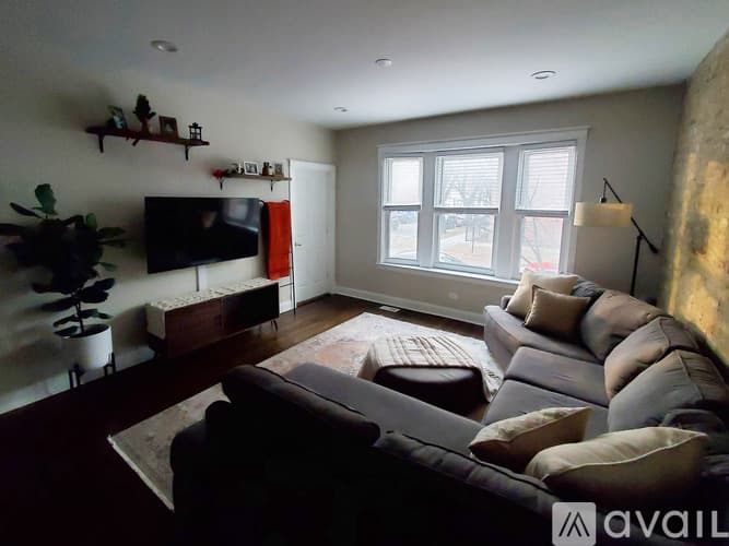 Chicago Apartment: 1634 W Roscoe Street