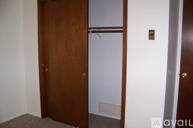 Pekin Apartment: 206 North Parkway Drive