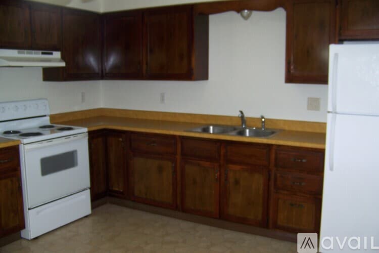 Pekin Apartment: 206 North Parkway Drive