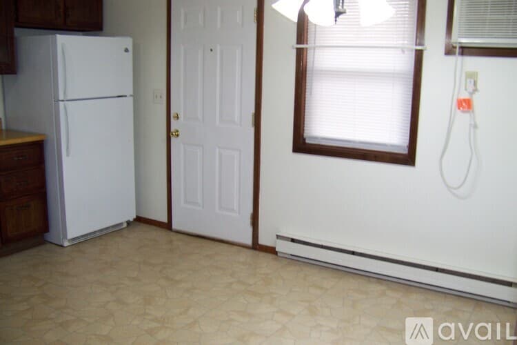 Pekin Apartment: 206 North Parkway Drive