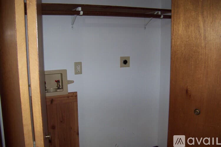 Pekin Apartment: 206 North Parkway Drive
