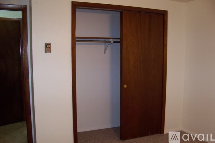 Pekin Apartment: 206 North Parkway Drive