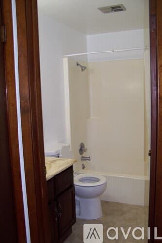 Pekin Apartment: 206 North Parkway Drive