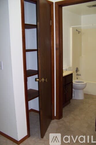 Pekin Apartment: 206 North Parkway Drive