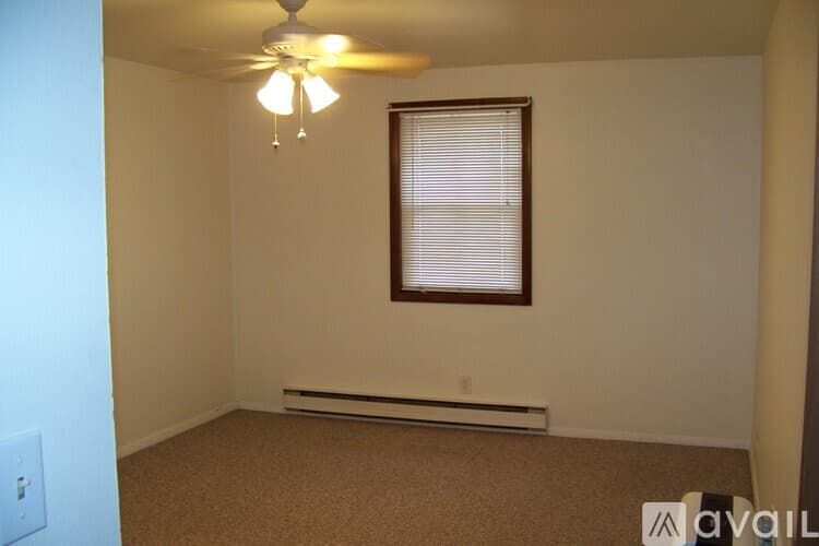 Pekin Apartment: 206 North Parkway Drive
