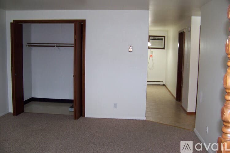 Pekin Apartment: 206 North Parkway Drive