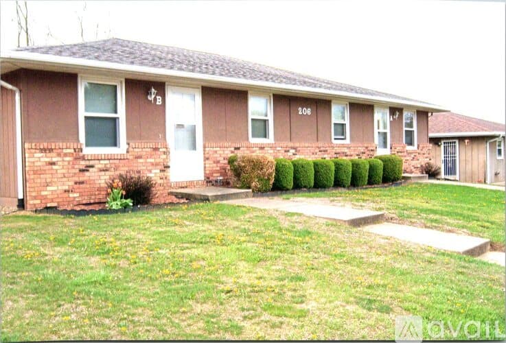 Pekin Apartment: 206 North Parkway Drive