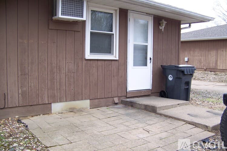 Pekin Apartment: 206 North Parkway Drive