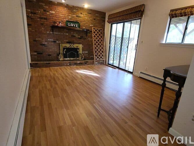 Simsbury House: 15 Hoskins Road