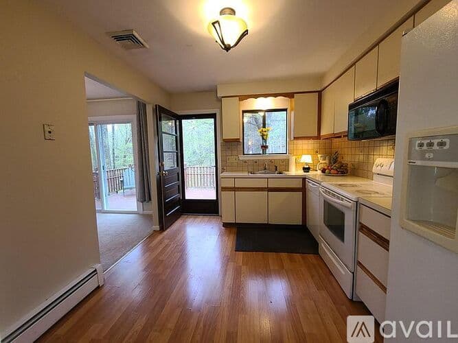 Simsbury House: 15 Hoskins Road