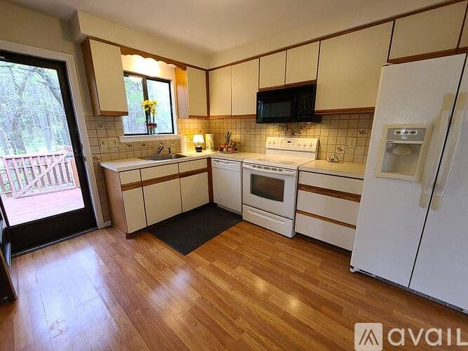 Simsbury House: 15 Hoskins Road