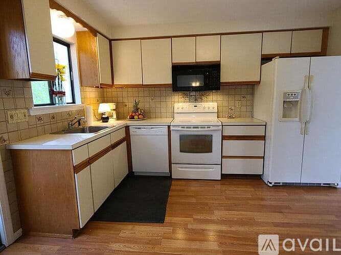 Simsbury House: 15 Hoskins Road