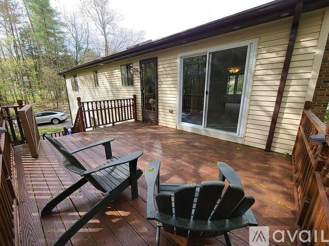 Simsbury House: 15 Hoskins Road