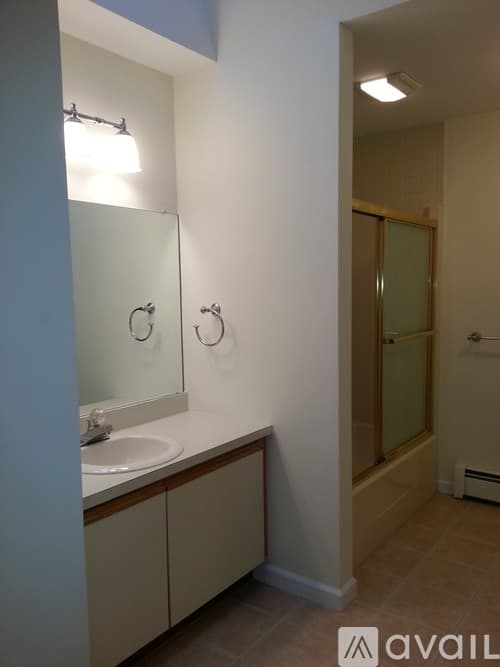 Simsbury House: 15 Hoskins Road