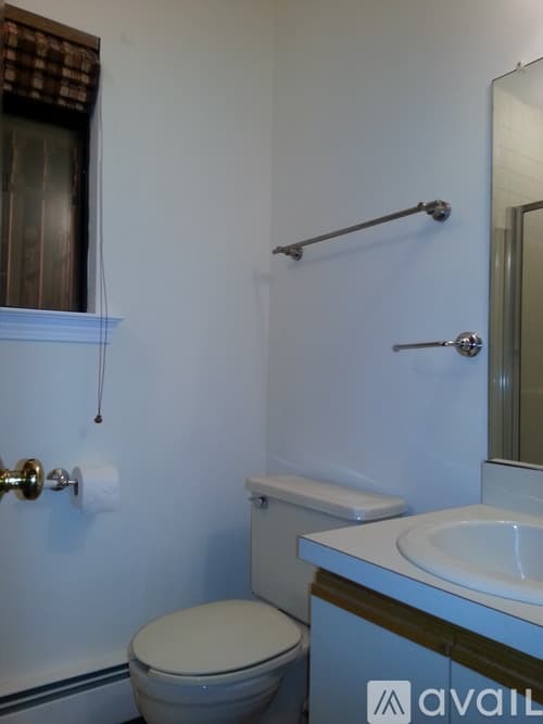 Simsbury House: 15 Hoskins Road
