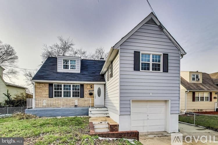 College Park House: 10104 51st Ave