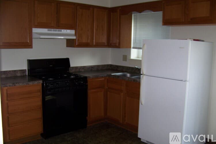 Pekin Townhome: 111 Pin Oak Drive