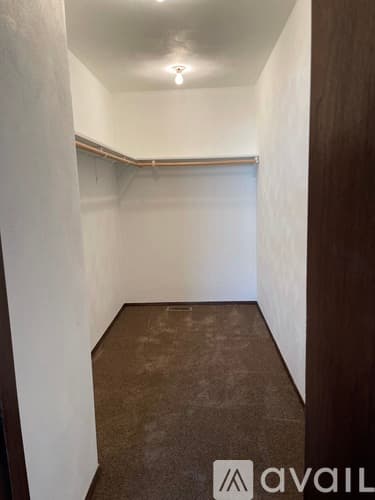 Pekin House: 2205 Stoneybrook Rd