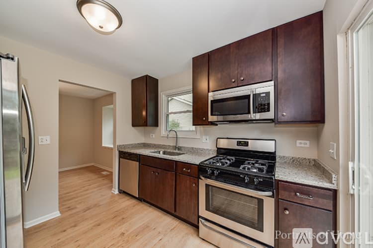 Aurora House: 2965 Middlebury Court West