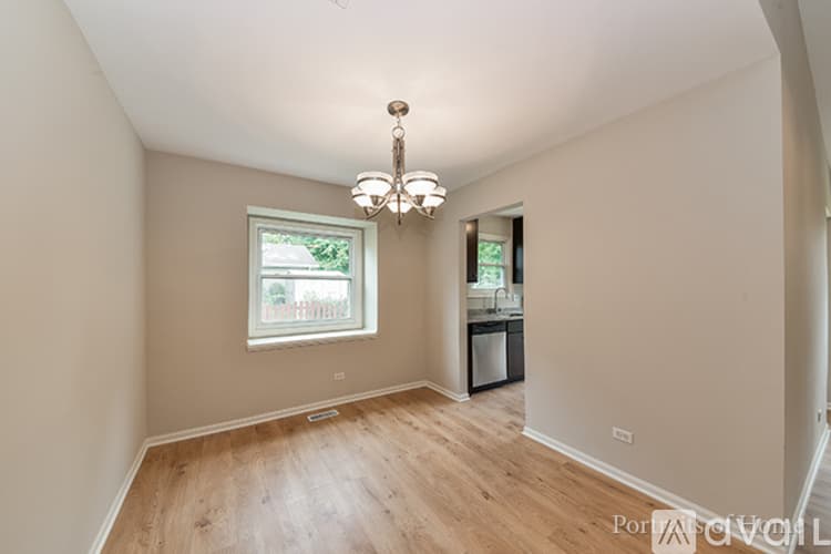 Aurora House: 2965 Middlebury Court West
