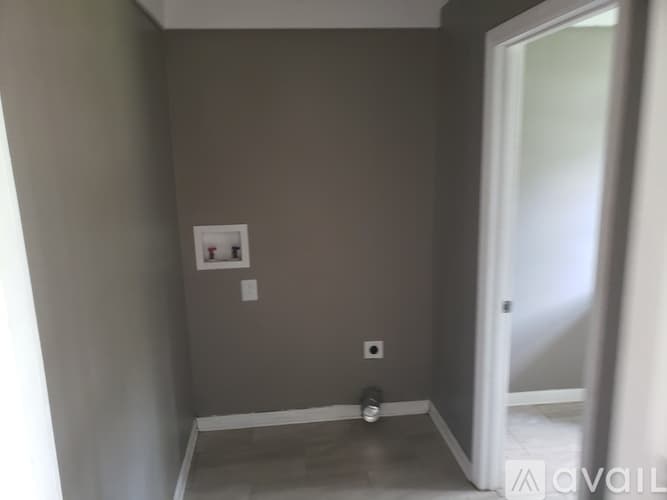 Dublin House: 1007 W Moore St