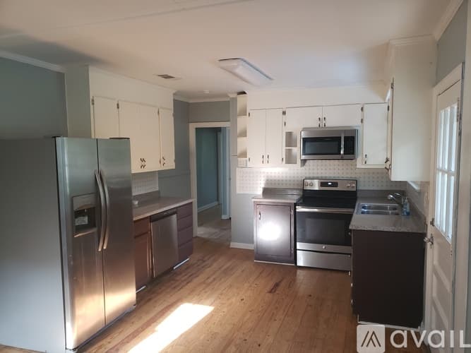 Dublin House: 1007 W Moore St