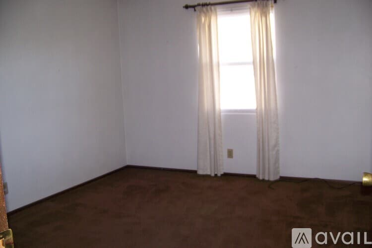 Pekin House: 2209 Stoneybrook Rd
