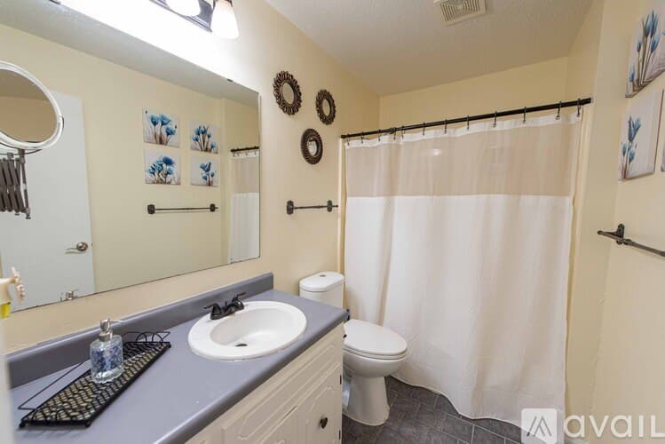 Sherwood House: 9108 Peach Tree Ln