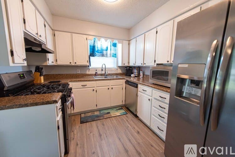 Sherwood House: 9108 Peach Tree Ln
