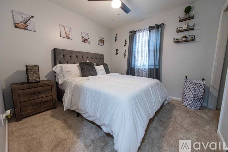 Sherwood House: 9108 Peach Tree Ln