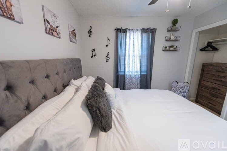 Sherwood House: 9108 Peach Tree Ln