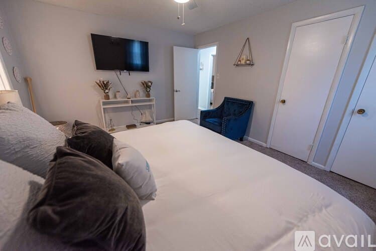 Sherwood House: 9108 Peach Tree Ln