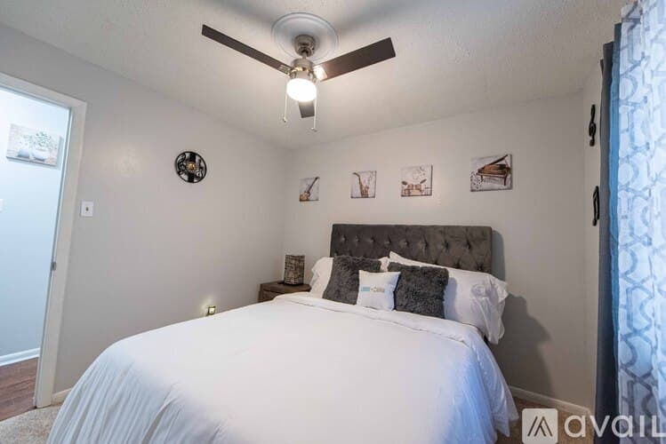 Sherwood House: 9108 Peach Tree Ln