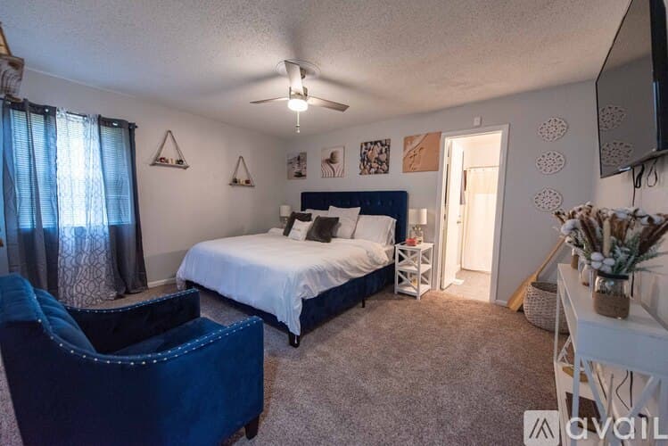 Sherwood House: 9108 Peach Tree Ln