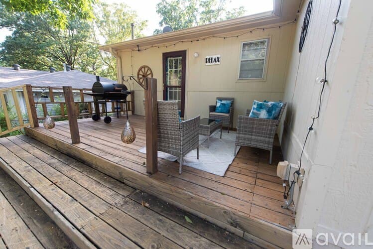 Sherwood House: 9108 Peach Tree Ln