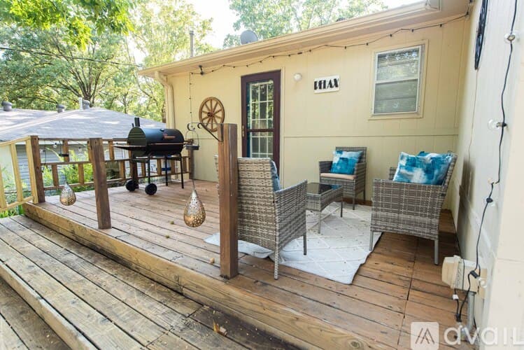 Sherwood House: 9108 Peach Tree Ln