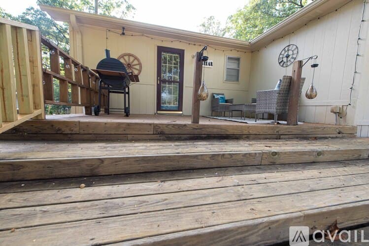 Sherwood House: 9108 Peach Tree Ln