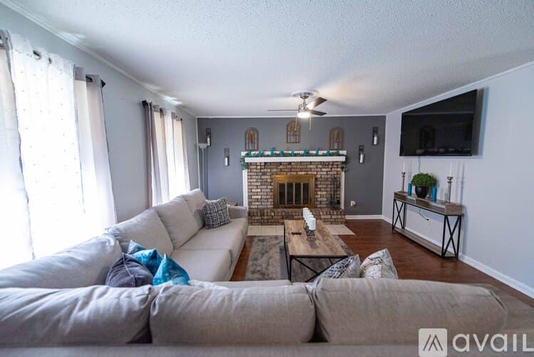 Sherwood House: 9108 Peach Tree Ln