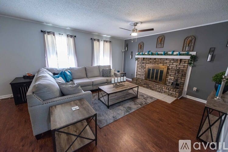 Sherwood House: 9108 Peach Tree Ln