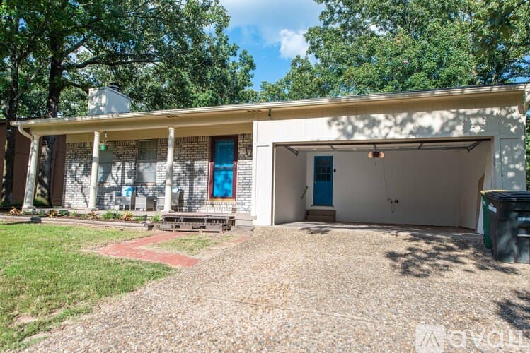 Sherwood House: 9108 Peach Tree Ln
