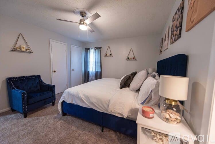 Sherwood House: 9108 Peach Tree Ln