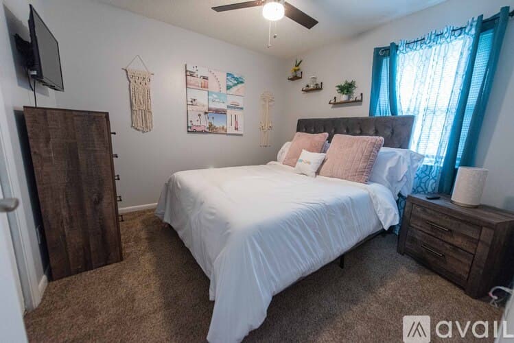 Sherwood House: 9108 Peach Tree Ln