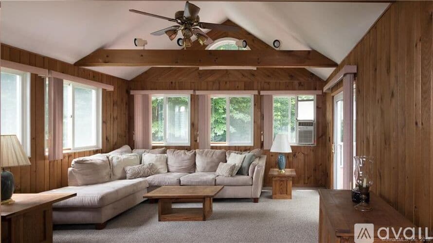 Fairfield House: 296 Toll House Ln