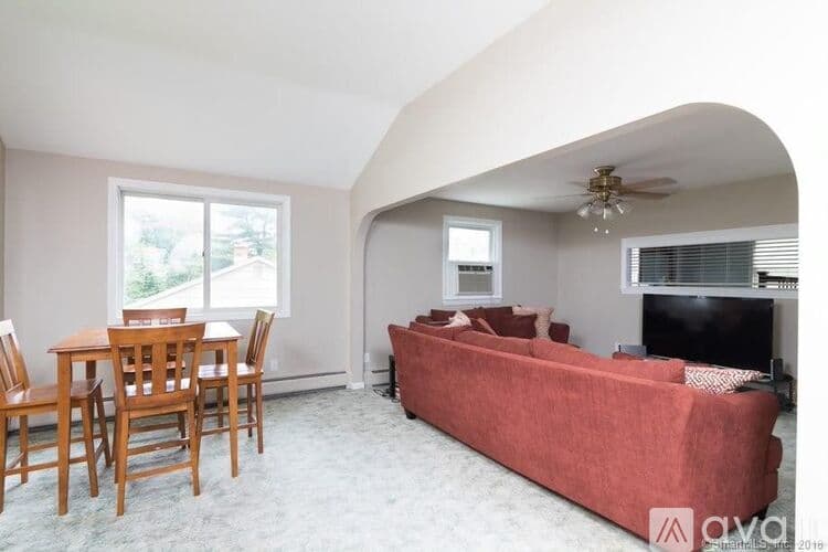 Fairfield House: 296 Toll House Ln