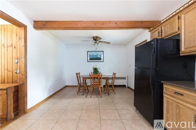 Fairfield House: 296 Toll House Ln