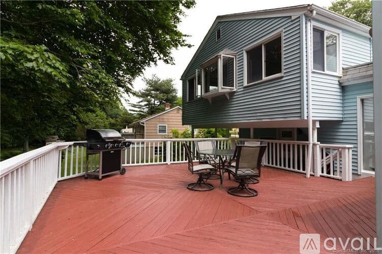 Fairfield House: 296 Toll House Ln